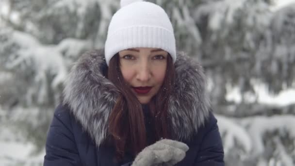 Jeune femme gelée sur une promenade dans la forêt d'hiver — Video