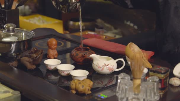 Maestro-hombre celebrando una ceremonia del té. Las tradiciones orientales — Vídeo de stock