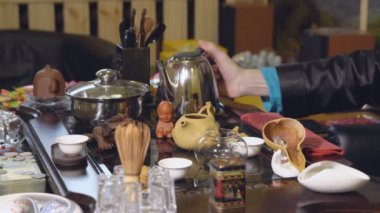 Çin gelenekleri. Master cam demlik çay dökülen