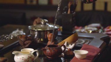 Çay töreni. Çay makinesi çaydanlık kaynar su dökülen