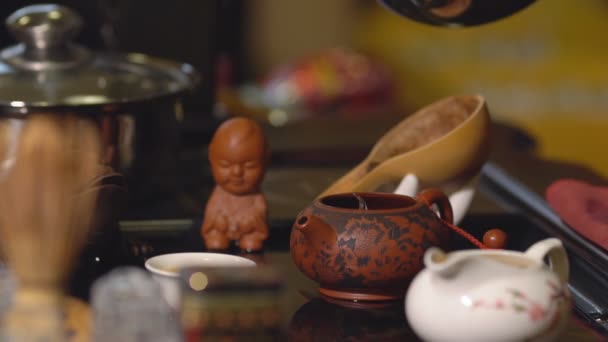 Ceremonia del té. Vajilla de cerámica sobre la mesa — Vídeos de Stock