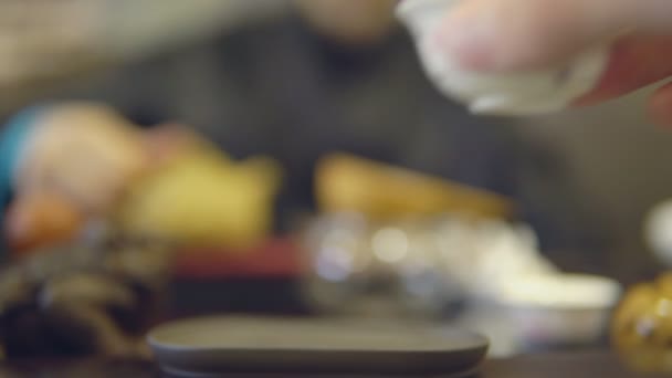 Cerimónia do chá. Close-up de uma caneca branca em um fundo mestres — Vídeo de Stock