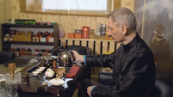 Майстер п'є чайне листя водою. чайної церемонії — стокове відео