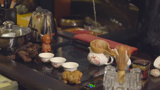Podczas ceremonii parzenia herbaty. Master wlewa herbatę na kubki — Wideo stockowe