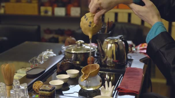 Подготовка чайной церемонии. Мастер варит чай. — стоковое видео