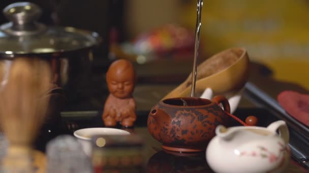 Tea ceremony. Masters hand closes the lid — Stock Video