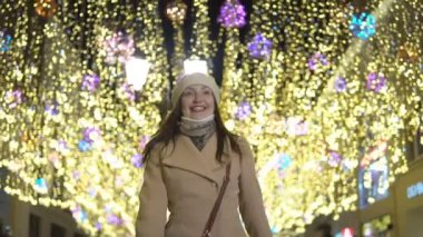 Bir ceket altında bir çelenk sokakta genç kadın