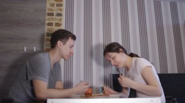 Erkek ve kadın bir tablo yeme