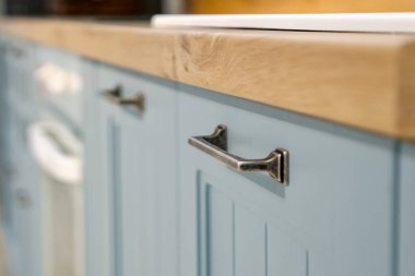 Mutfak seti beyaz çekmeceler ve ahşap yüzey