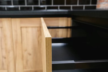 Siyah metalden yapılmış boş çekmece ve tahta ön panel
