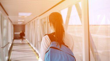 Mutlu kadın boş teleskopik otobanda uçağa gidiyor..