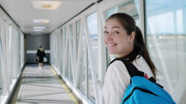 Mutlu kadın boş teleskopik otobanda uçağa gidiyor..