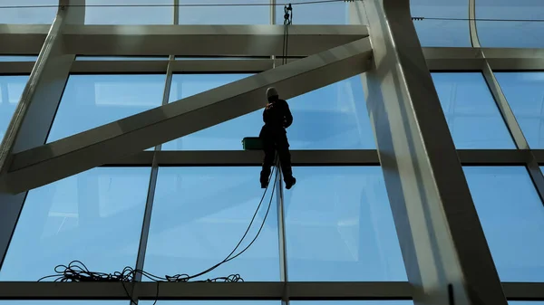 Чоловік прибирає вікна на високій будівлі . — стокове фото