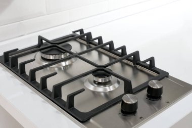modern paslanmaz çelik gaz sobası ve siyah elementler.