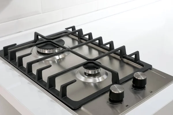 Сучасні срібні газові плити з нержавіючої сталі з чорними елементами — стокове фото