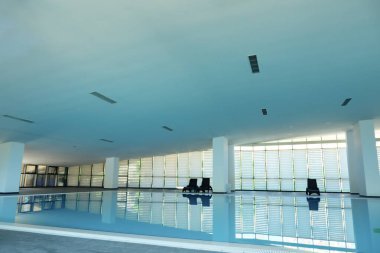 Güzel temiz mavi suyu olan tatil köyü yüzme havuzu