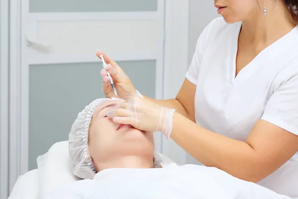 Kosmetolog wykonuje zabieg medyczny z wypełniaczem kolagenowym — Zdjęcie stockowe