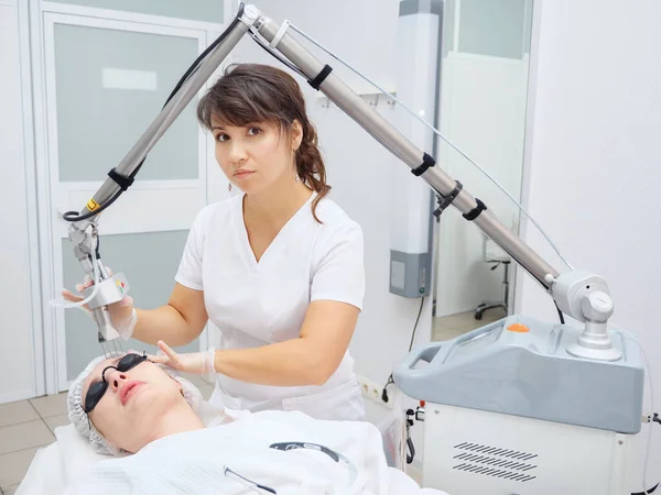 Empregado de salão médico usa laser de neodímio removendo cicatrizes — Fotografia de Stock