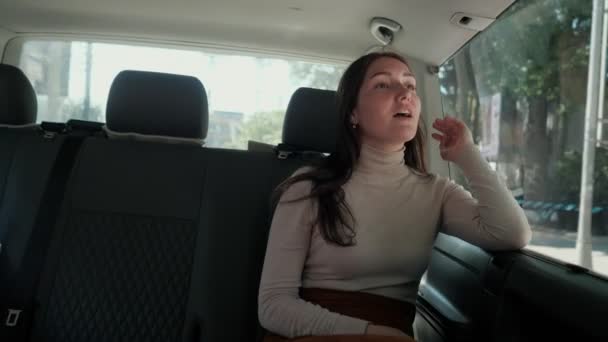 Mujer se sienta en taxi y baila disfrutando de viajar — Vídeos de Stock