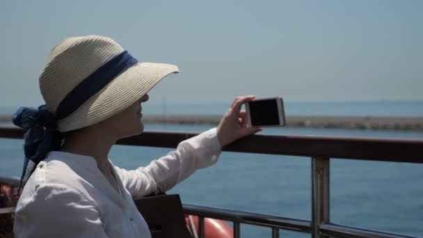 Señora hace video de hermoso paisaje marino navegando más allá del muelle — Vídeo de stock