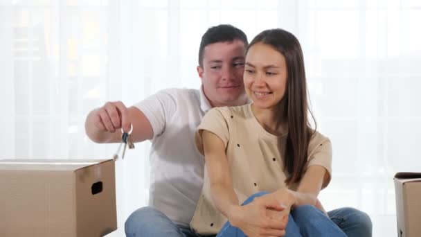 Marido da las llaves de la nueva casa agradable a la esposa sonriente — Vídeos de Stock