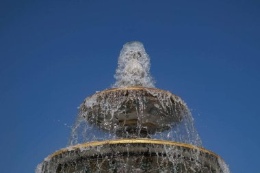 Şehir parkında Cascade jetleri ile üç yuvarlak kase Çeşme klasik formu.