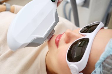 Müşteri lazer terapi kursunda fazla kıldan kurtuluyor.