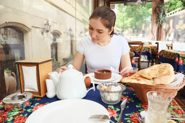 女人在传统的阿塞拜疆餐厅吃酸奶油. — 图库照片