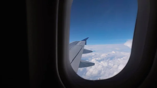 Widok z okna samolotu na skrzydle, niebo i chmury. — Zdjęcie stockowe