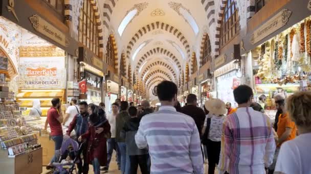 Türk alışveriş merkezindeki mağazalar ve dükkanlar arasında mutlu turistler geziniyor — Stok video