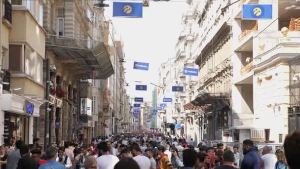 Turisti e gente del posto a piedi passato negozi su Istanbul strada — Video Stock