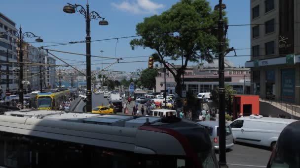 Tram drives longos modernos ao longo da rua de Istambul sob o céu azul — Vídeo de Stock