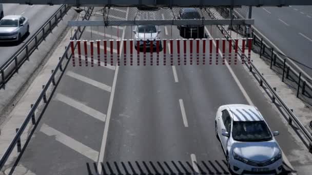 Современные автомобили едут вдоль автострады в Стамбуле вблизи верхнего вида — стоковое видео