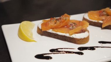 Beyaz tabakta somon balığı.