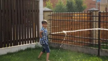 sevimli okul çocuğu su tabancası jet akan damla sahiptir