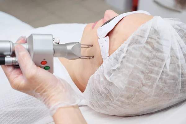 Kosmetologe Hand hält Neodym-Laser dabei Verfahren — Stockfoto