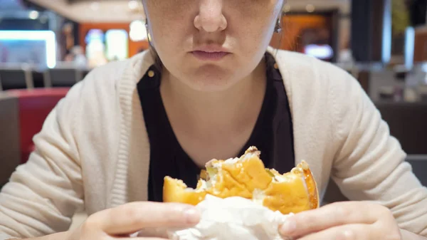 Mujer comiendo papas fritas y hamburguesa en restaurante de comida rápida, primer plano boca . —  Fotos de Stock