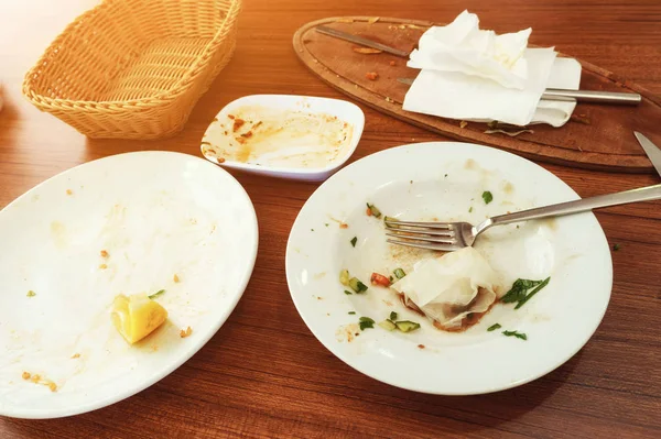 Вид сверху пустые грязные белые тарелки или блюдо — стоковое фото