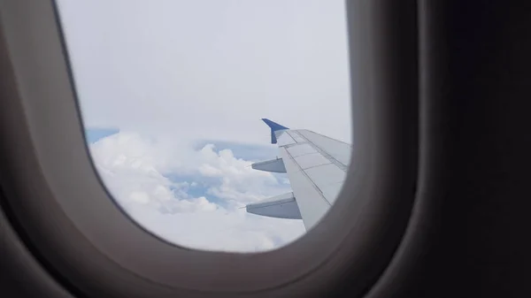 Widok z okna samolotu na skrzydle, niebo i chmury. — Zdjęcie stockowe