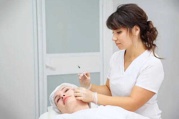 Kosmetolog wykonuje zabieg medyczny z wypełniaczem kolagenowym — Zdjęcie stockowe