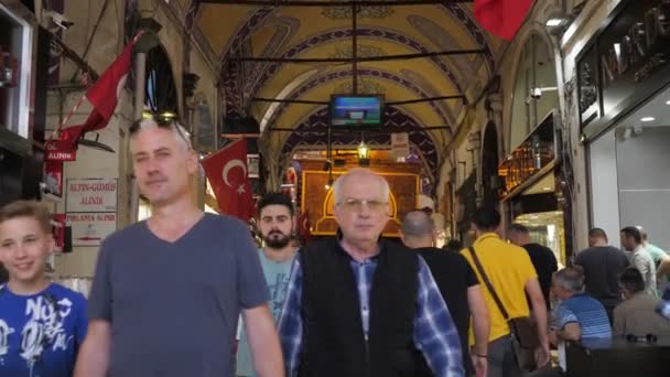 Turistler hediyelik eşya dükkanları ve dükkanlar arasında geziniyorlar. — Stok video