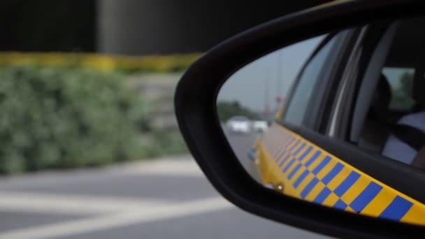 Автомобили движения вдоль дороги зрения в левом боковом зеркале автомобиля — стоковое видео