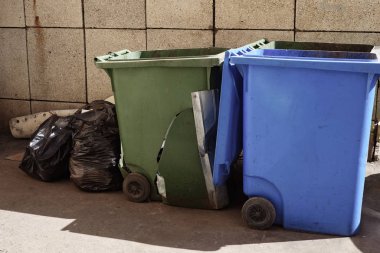 Çöp, geri dönüşüm ve bahçe atıkları için büyük tekerlekli çöp bidonları