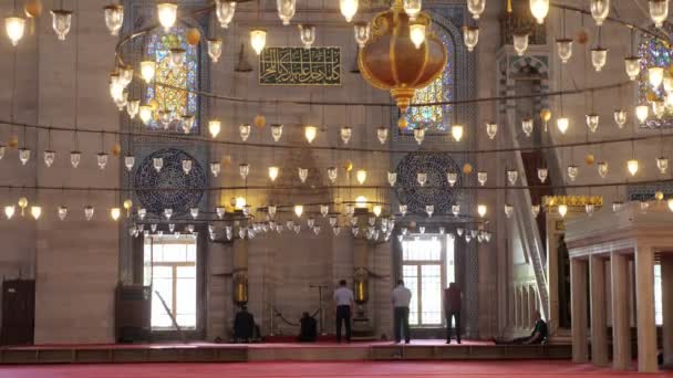Men pray in mosque decorated with lanterns in Istanbul — Stock Video