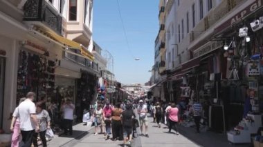İstanbul caddesinde turistler ve yerel halk mağazaların önünden geçiyor