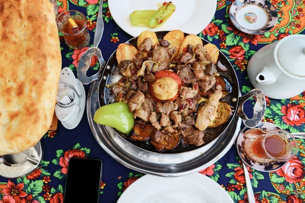 Традиционные блюда азербайской кухни в ресторане — стоковое фото