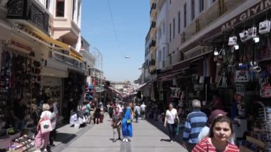 İstanbul caddesinde turistler ve yerel halk mağazaların önünden geçiyor