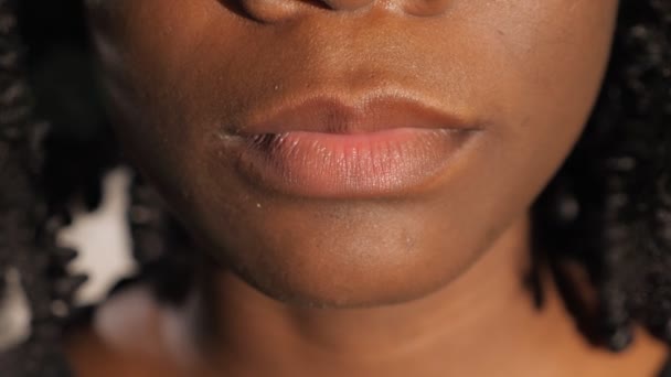 Hübsche afroamerikanische Dame pralle Lippen führen Luftkuss durch — Stockvideo