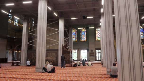 Μουσουλμάνοι άνδρες προσεύχονται σε όμορφο τζαμί πίσω πλευρά αργή κίνηση — Αρχείο Βίντεο