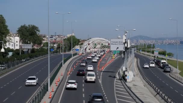 Automóveis dirigem ao longo da estrada perto do mar calmo em Istambul — Vídeo de Stock